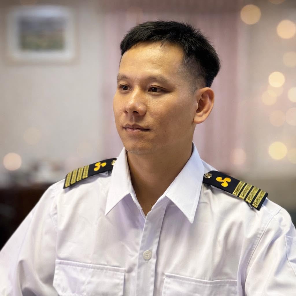 Kỹ sư máy giám sát phòng điều khiển buồng máy Chief Hưng Maritime Academy